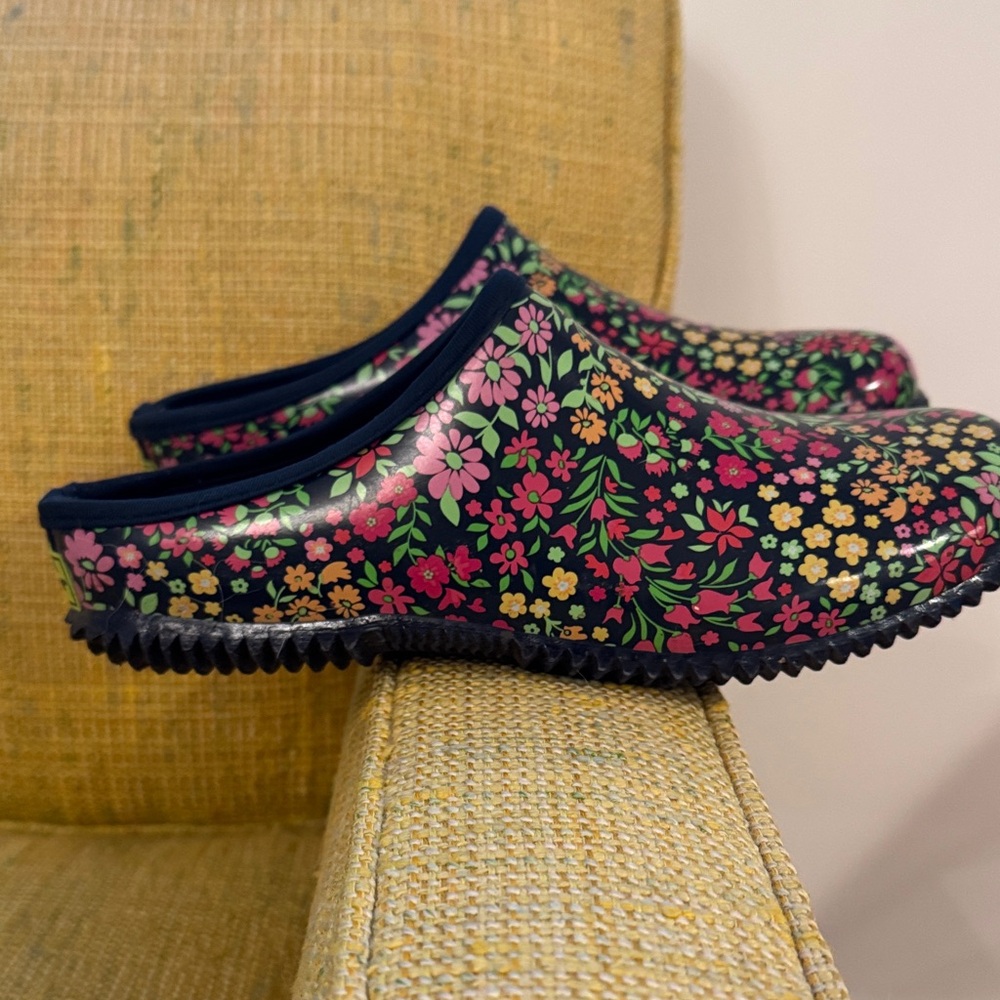 Size 9 Floral Western Chief Garden Women's Clogs - Picture 4 of 5